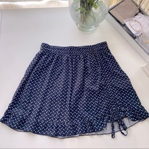 brandy melville navy patterned skirt with cinch tie detail in the side